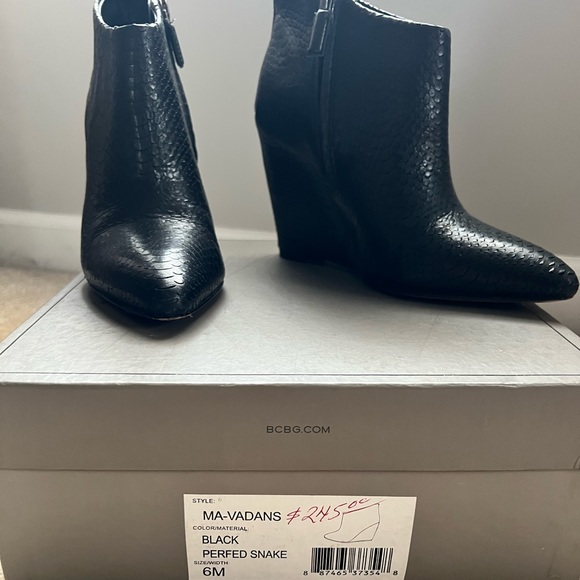 BCBGMAXAZRIA Black Perfed Snake Size 6M - Picture 9 of 10